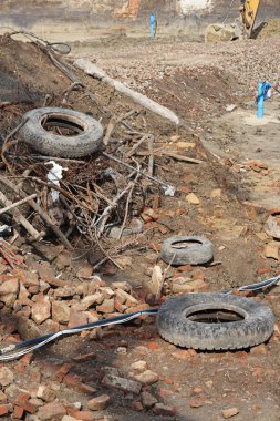 İnşaat alanındaki eski lastikler mahvolmuş.