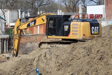 İnşaat alanında kazıcı