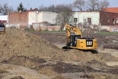 İnşaat alanında kazıcı