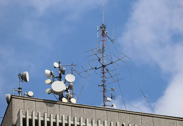 Yüksek Bir Binanın Üst Antenler — Stok fotoğraf