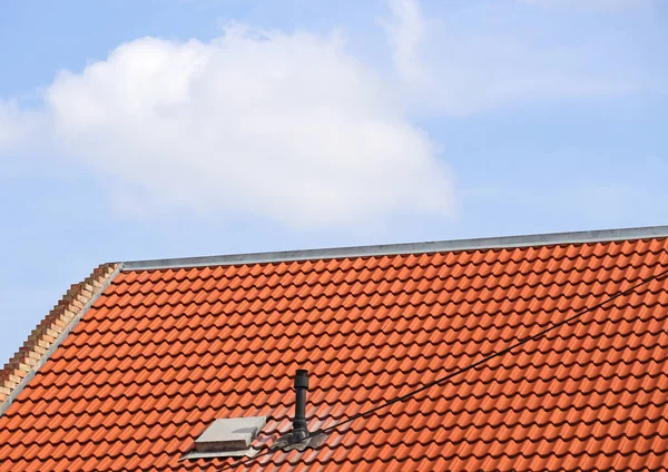 Плитка Крыше Против Облачного Голубого Неба — стоковое фото