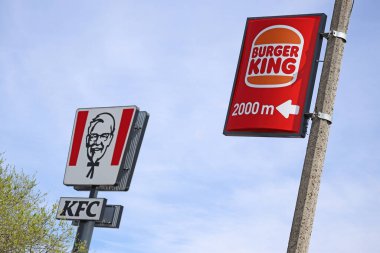 Burger King ve KFC işaretleri gökyüzüne karşı kutuplarda