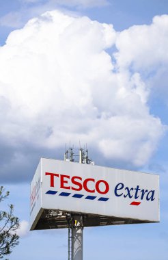 İnce gökyüzünün altında Tesco Extra işareti