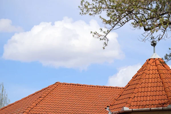家の屋根の上の雲 — ストック写真