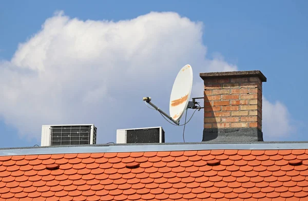 Antena Condicionado Telhado Uma Casa — Fotografia de Stock