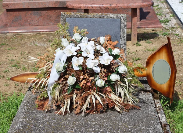 一般公開されている墓地の墓石に乾いた花 — ストック写真