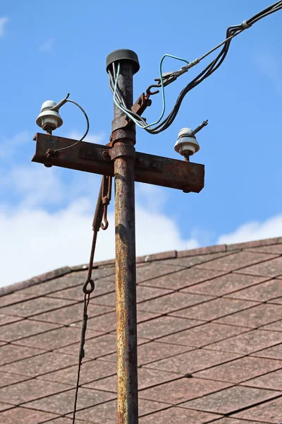 Çatıdaki Eski Elektrik Telefon Kablosu — Stok fotoğraf