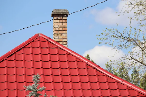 家の屋根に煙台と赤い瓦 — ストック写真