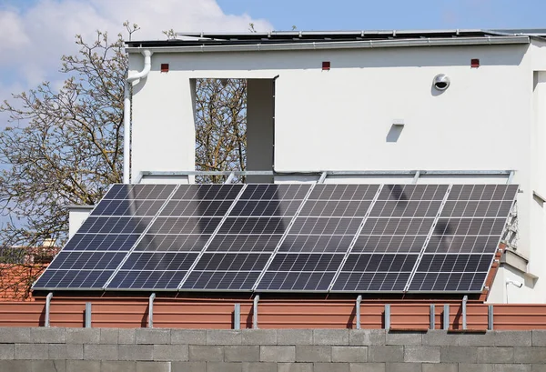 Bir Binanın Çatısındaki Güneş Panelleri — Stok fotoğraf