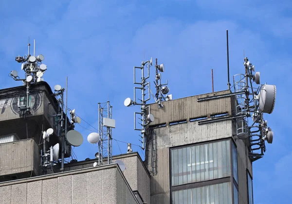 Yüksek Bir Binanın Tepesindeki Antenler — Stok fotoğraf