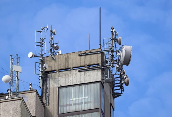 Yüksek Bir Binanın Tepesindeki Antenler — Stok fotoğraf
