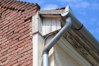 Eski bir binanın metal saçakları