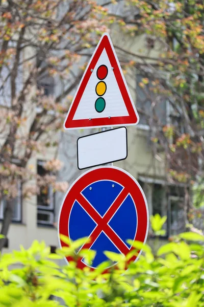 Κυκλοφοριακές Πινακίδες Στο Δρόμο Πίσω Από Πράσινα Φύλλα — Φωτογραφία Αρχείου