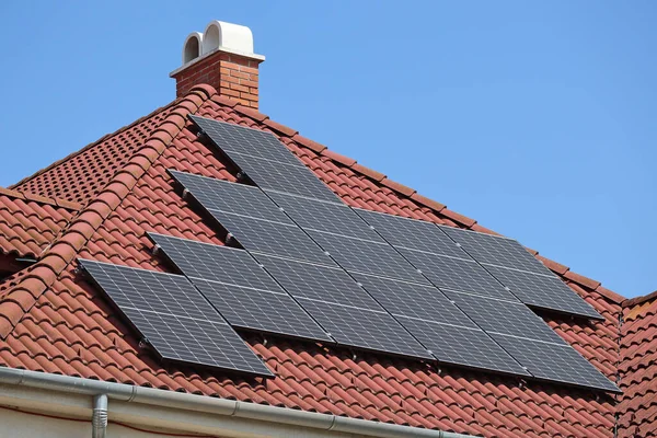 Sonnenkollektoren Auf Dem Dach Eines Hauses — Stockfoto