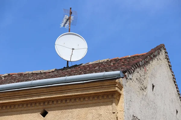 Телевизионные Антенны Крыше Старого Дома — стоковое фото