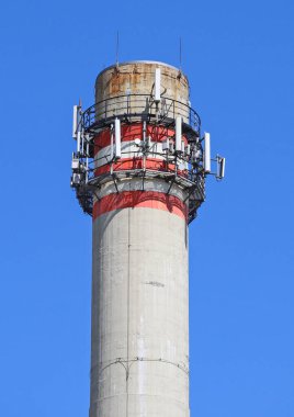 Güç istasyonu antenleri ile duman yığını