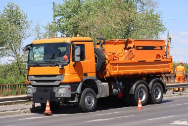 Yol inşaatında bir kamyon var.