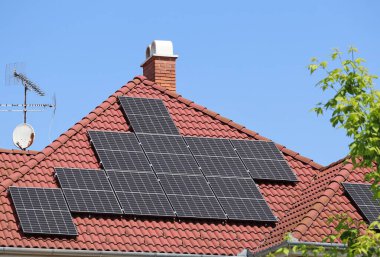 Bir evin çatısındaki güneş panelleri