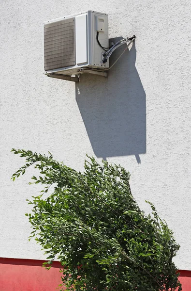 Air Conditioner Wall Green Bush — Stock Photo, Image