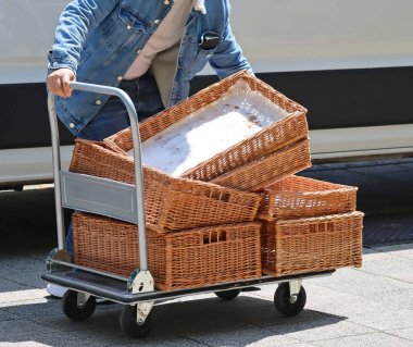 Adam sepetli bir araba çekiyor.