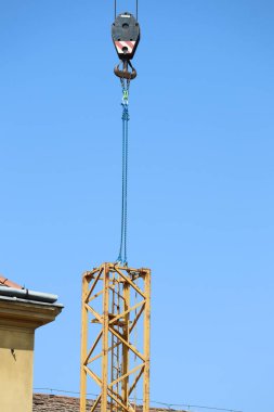 İnşaat alanındaki vinçin bir parçası.