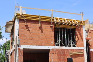 Şehirde yeni bir apartman inşaatı