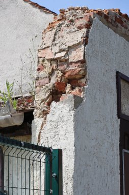 Eski bir evin yıkılmış duvarı.