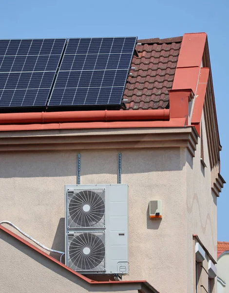 Sonnenkollektoren Auf Dem Dach Und Klimaanlage Der Hauswand — Stockfoto