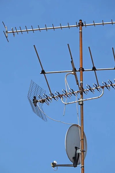 Antenas Parabólicas Televisión Contra Cielo Azul —  Fotos de Stock