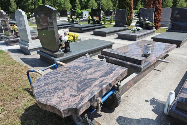 Lápide Aberta Pronta Para Funeral Cemitério Público — Fotografia de Stock