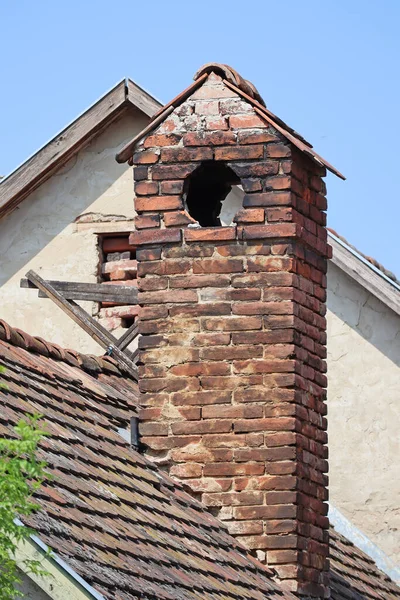 古い家のレンガ煙台 — ストック写真