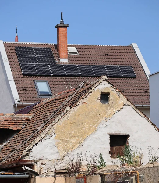 Alte Bauruinen Der Stadt Und Solaranlagen Auf Dem Dach — Stockfoto