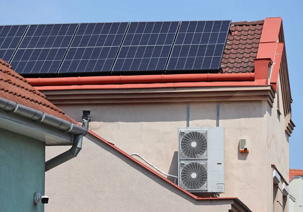 Sonnenkollektoren Auf Dem Dach Und Klimaanlage Der Hauswand — Stockfoto