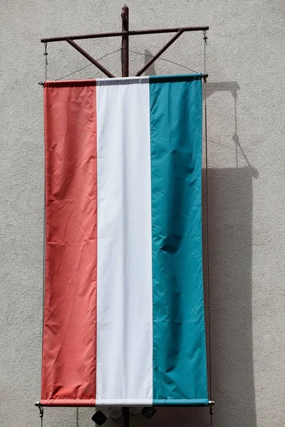 Bandiera Nazionale Dell Ungheria Palo Davanti Muro Edificio — Foto Stock