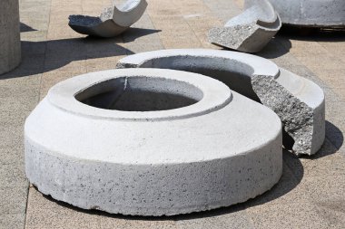 Sokakta büyük beton parçaları var.