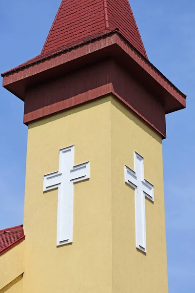 教会の塔の上に白い十字架 — ストック写真
