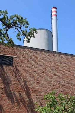 Kurulu gücü duman yığını