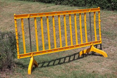 Çimen bölgesinde sarı plastik barmen.