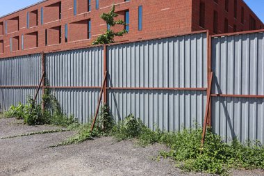 Tuğla binanın önündeki metal çit.