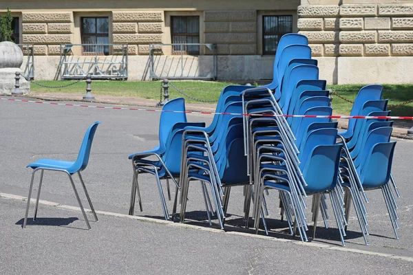 Cadeiras Plástico Azul Rua Uma Pilha — Fotografia de Stock