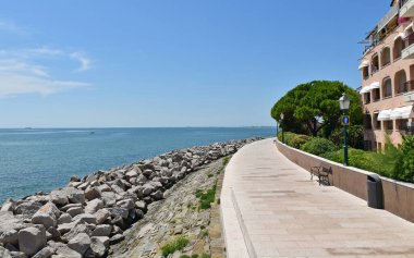 İtalya, Grado 'da deniz kıyısında bir sahil.