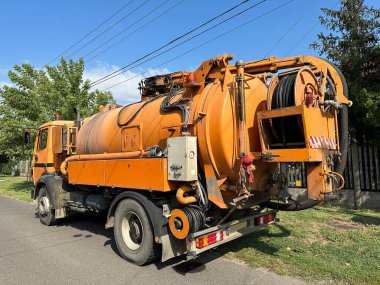 Şehrin sokaklarında kanalizasyon kamyonu