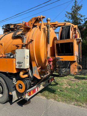 Şehrin sokaklarında kanalizasyon kamyonu