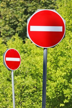 İkisi yeşil ağaçlara karşı trafik işaretine girmiyor