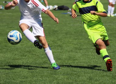 Çocukların futbol maçında aksiyon