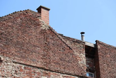 Eski bir tuğla binanın güvenlik duvarı