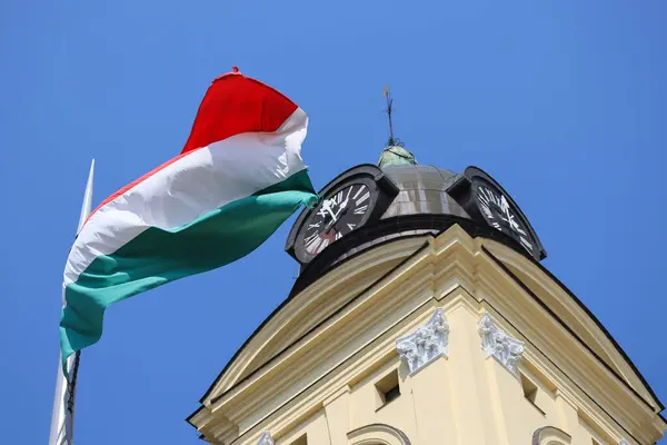 Węgierska Flaga Narodowa Przy Wieży Wielkiego Kościoła Debreczynie Węgry — Zdjęcie stockowe