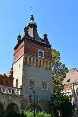 Macaristan 'ın Budapeşte şehrindeki eski bir binanın kulesi.