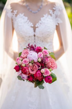 Gelin çiçek buketini tutuyor.