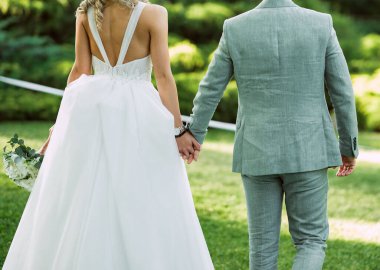 Gelin ve damat düğün günü yürüyüşe çıkar.